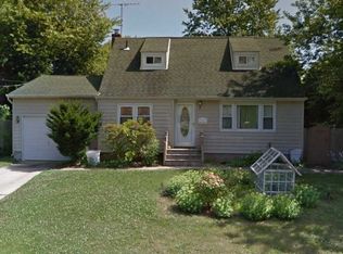 26 Hickory St, Central Islip, NY 11722