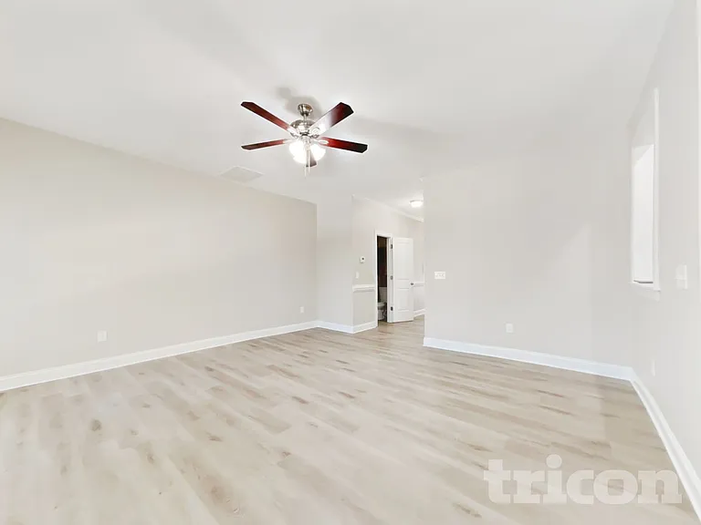 685 Century Dr — Photo 4