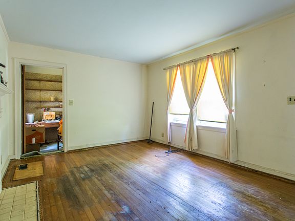 5th image of 3279 Lee St SE
