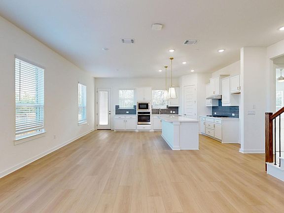 4th image of 3944 Fulton Dr