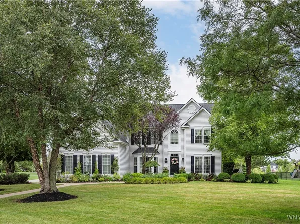 95 Graystone Ln, Orchard Park, NY 14127