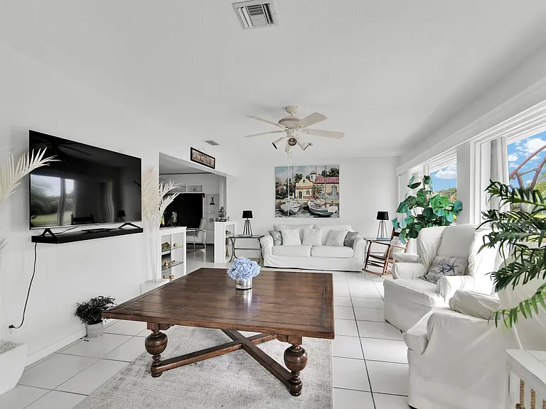 450 French Royale Cir — Photo 5