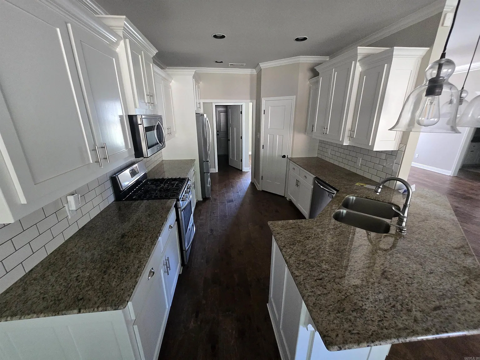 4 bed, 2.0 bath, 2276 sqft, $2,495 — Photo 4