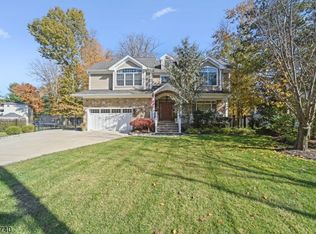 16 Bonnyview Dr, Livingston, NJ 07039