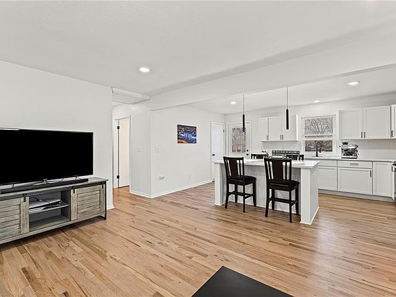 4th image of 613 N Lincoln St