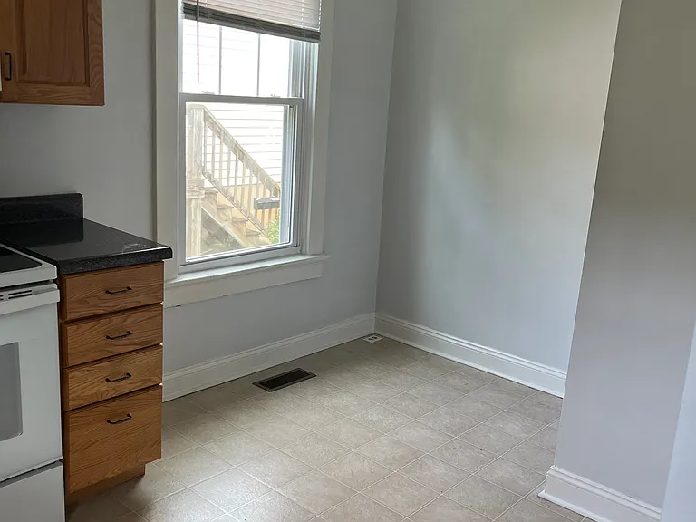 221 Warren Ave — Photo 5