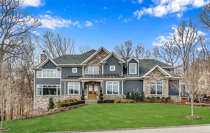 1st image of 560 Macleod Dr