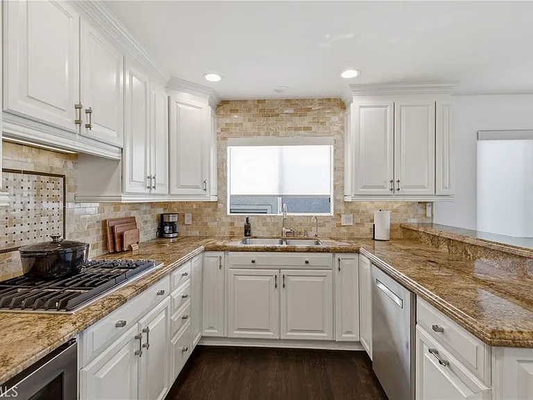 720 Manhattan Beach Blvd — Photo 16