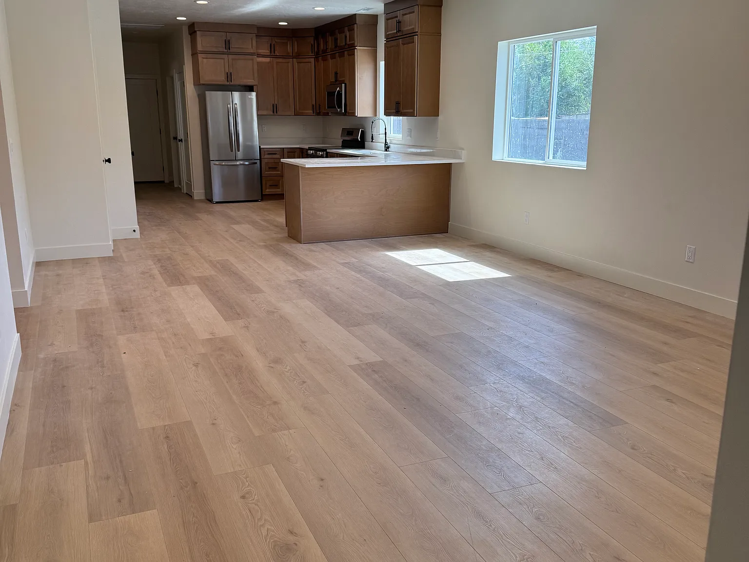6 bed, 2758 sqft, $3,800 — Photo 2