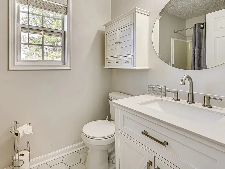 413 Caney Ln — Photo 12