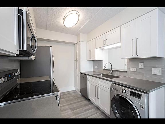 3rd image of 626 E Woodland Park Ave APT 406