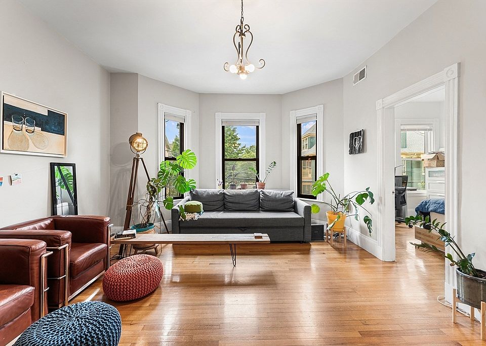1st image of 40 Rockview St APT 3