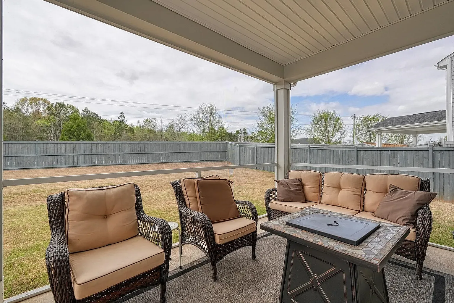 4 bed, 2728 sqft, $2,800 — Photo 4