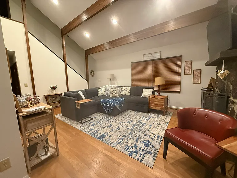 102 Surrey Ln — Photo 15