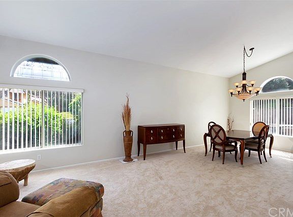 4th image of 806 Crestmont Cir