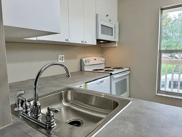Building Photo - 6020 NW 64th Ave #207