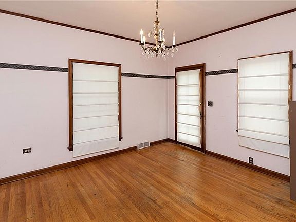5th image of 1017 W Marion St