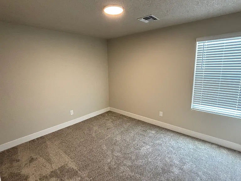 3644 Queen Ct NE — Photo 10