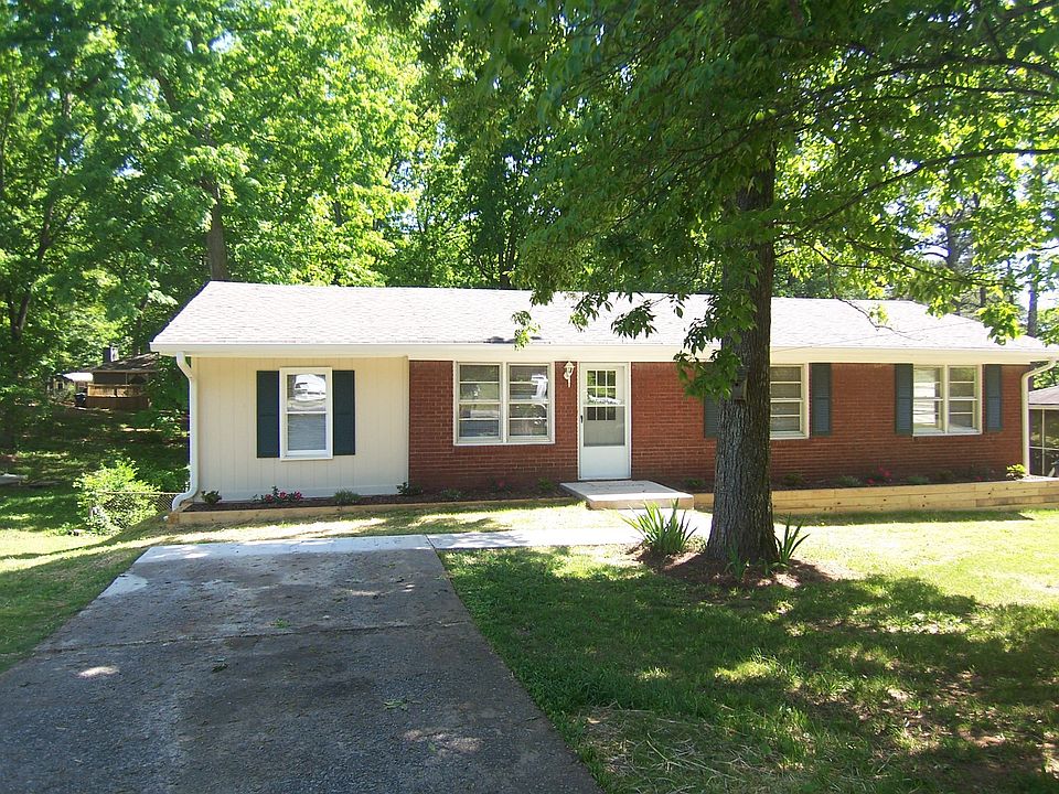 4 side brick-new roof, gutters