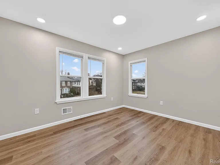 9290 Wildemere St — Photo 7