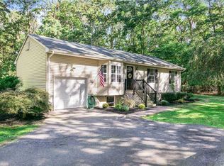 21 Pond Ln, Ridge, NY 11961