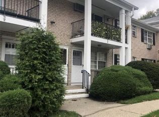 7 Doxbury Ln, Suffern, NY 10901