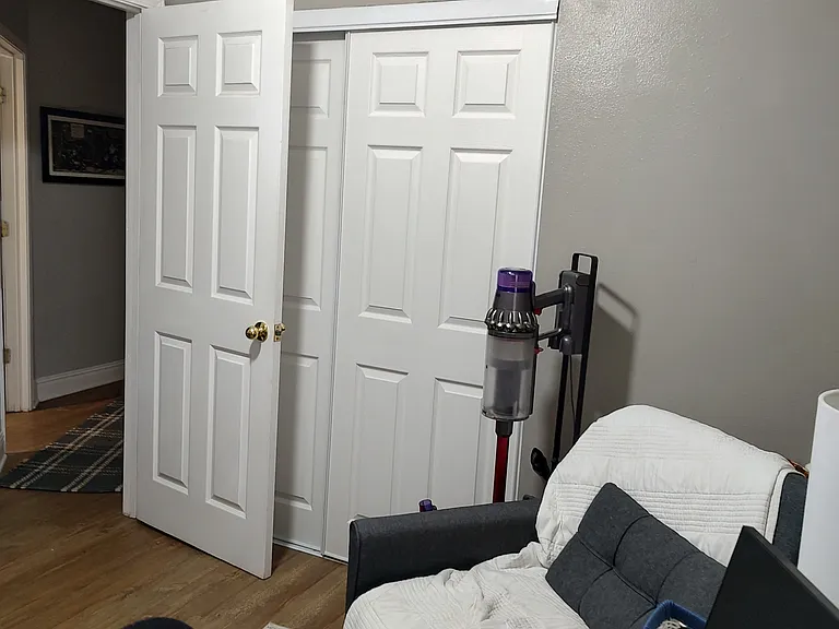Bedroom 1 - Alternate view
