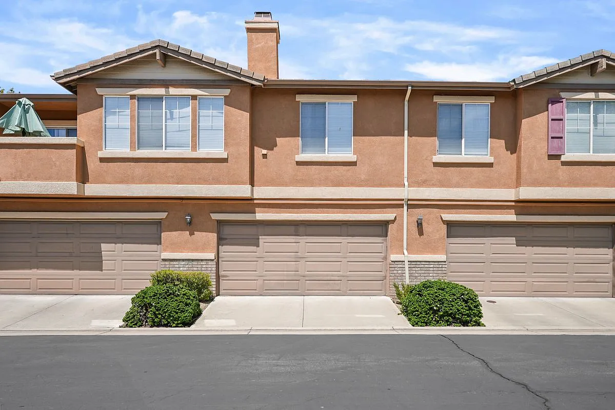 3 bed, 3.0 bath, 1674 sqft, $2,945 — Photo 3