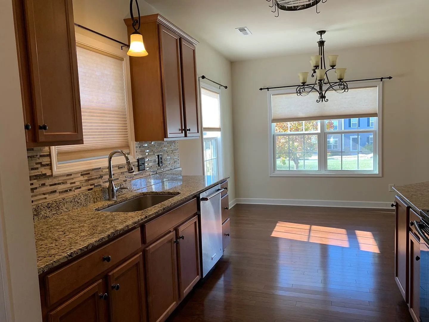 3 Bedroom 2.5 Bath Townhouse 1 Car Garage — Photo 2
