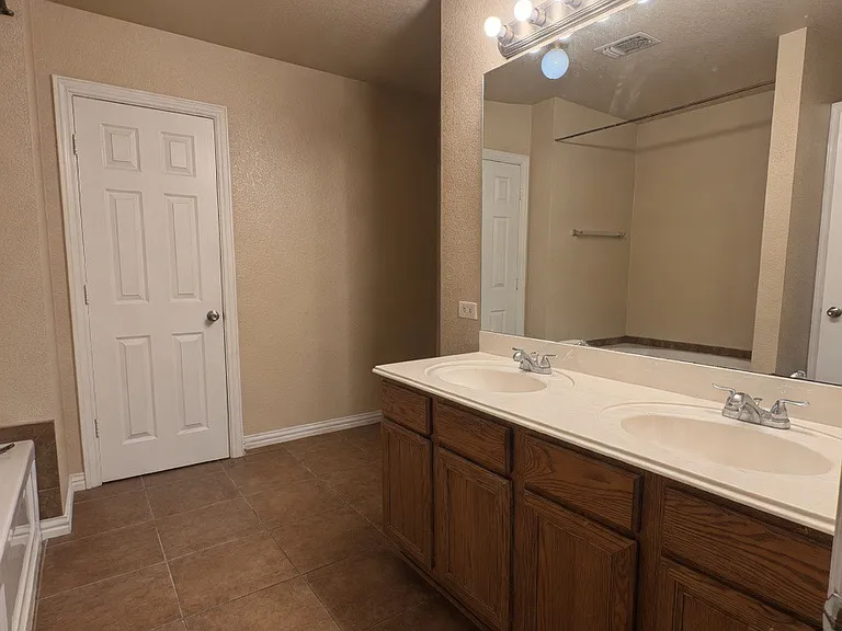 673 S Heights Dr — Photo 8