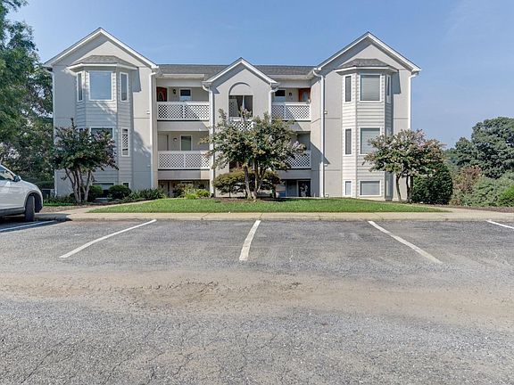 3rd image of 716 Ivy Lake Dr