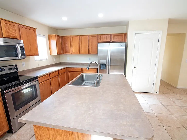 915 W Desert Hills Dr — Photo 5
