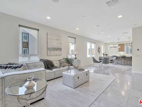 3rd image of 664 N Gramercy Pl