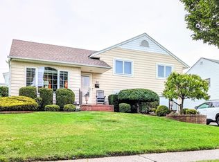 22 Pembroke Dr, Massapequa, NY 11758