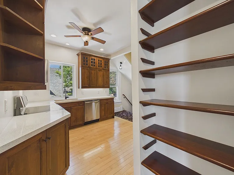 205 Logan St — Photo 8
