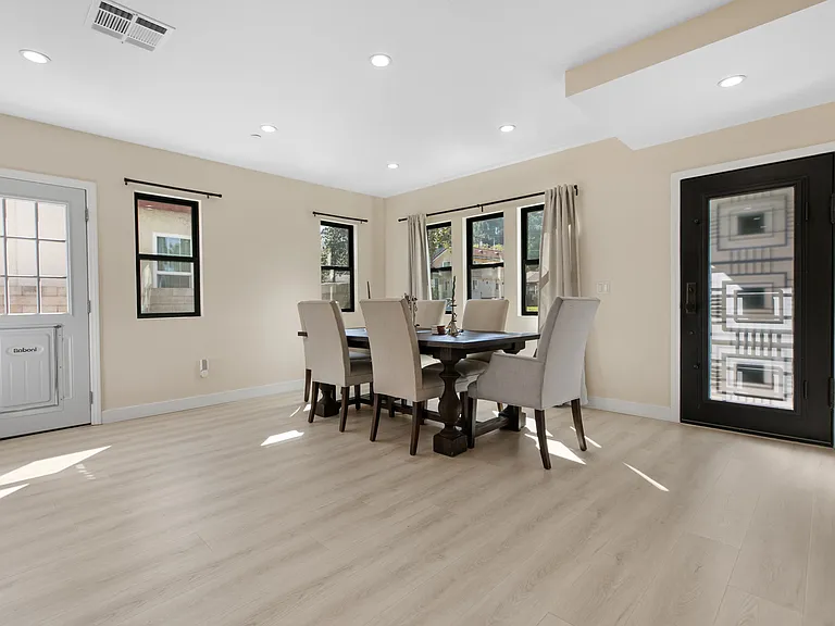 2101 E Glenoaks Blvd — Photo 15