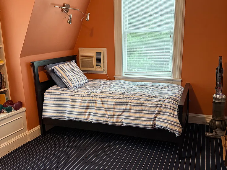 bedroom with twin
