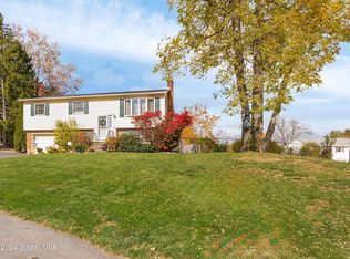 192 Woodsedge Ct, Voorheesville, NY 12186