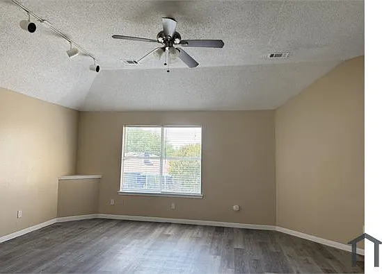 6 bed, 3082 sqft, $4,200 — Photo 3