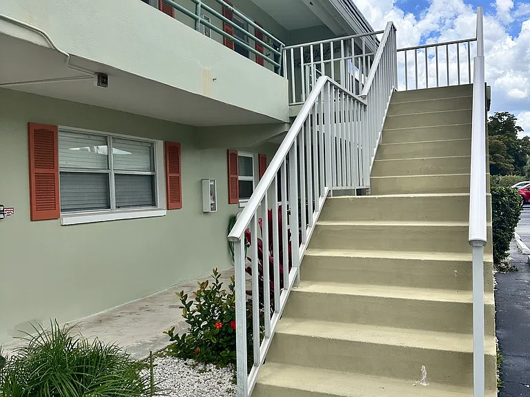 300 Valley Stream Dr #8 — Photo 6
