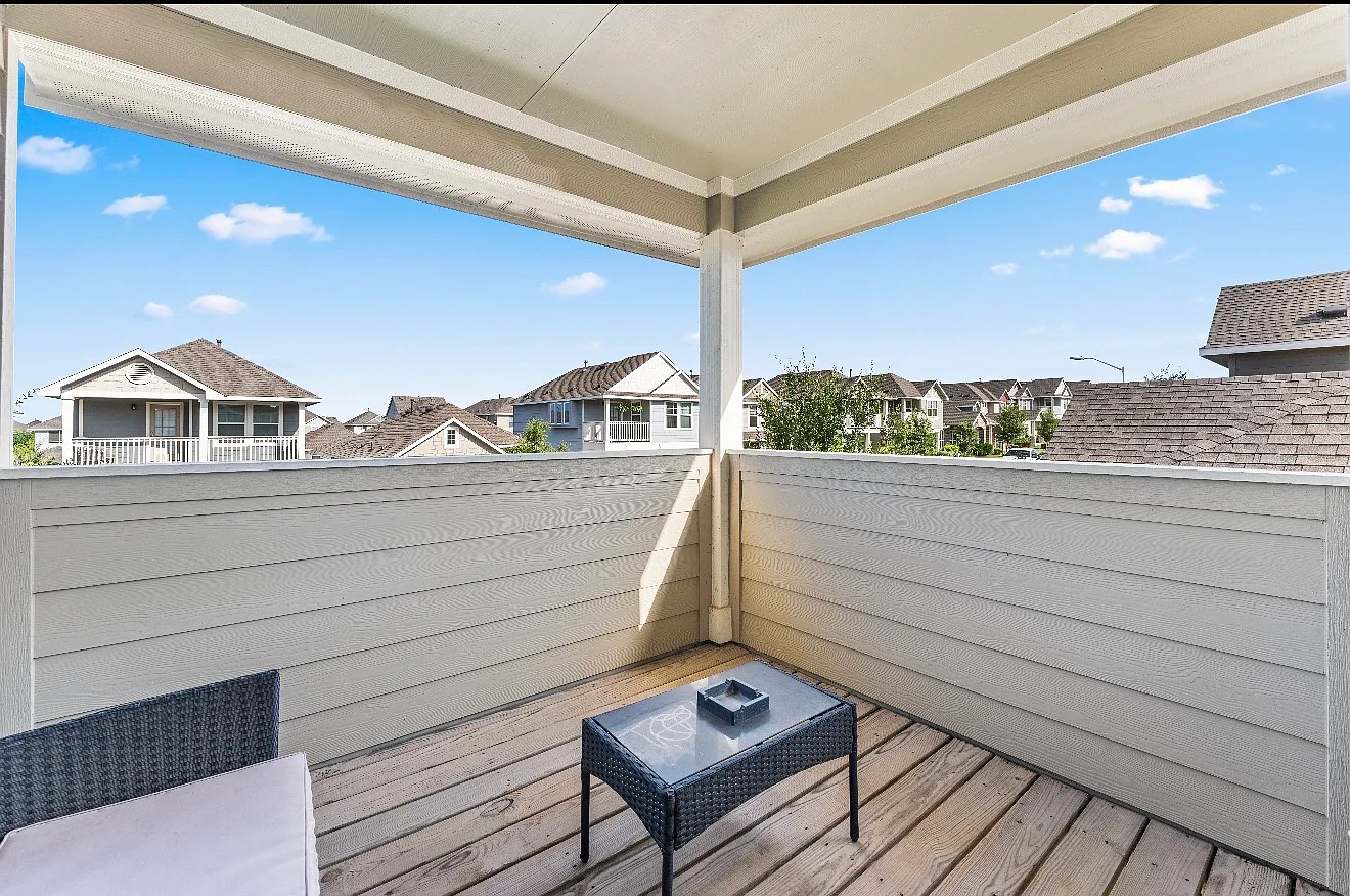 3 bed, 2.5 bath, 1372 sqft, $2,300 — Photo 4