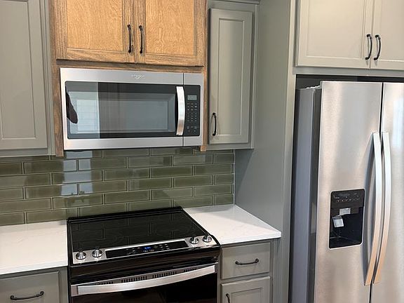 5th image of 32 Edgewater Dr