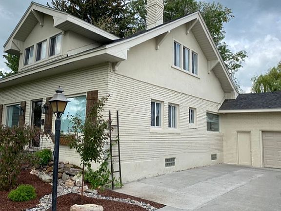 Long driveway, 2 car garage 