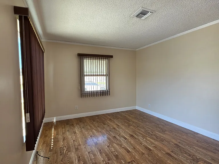 1232 N Screenland Dr — Photo 2