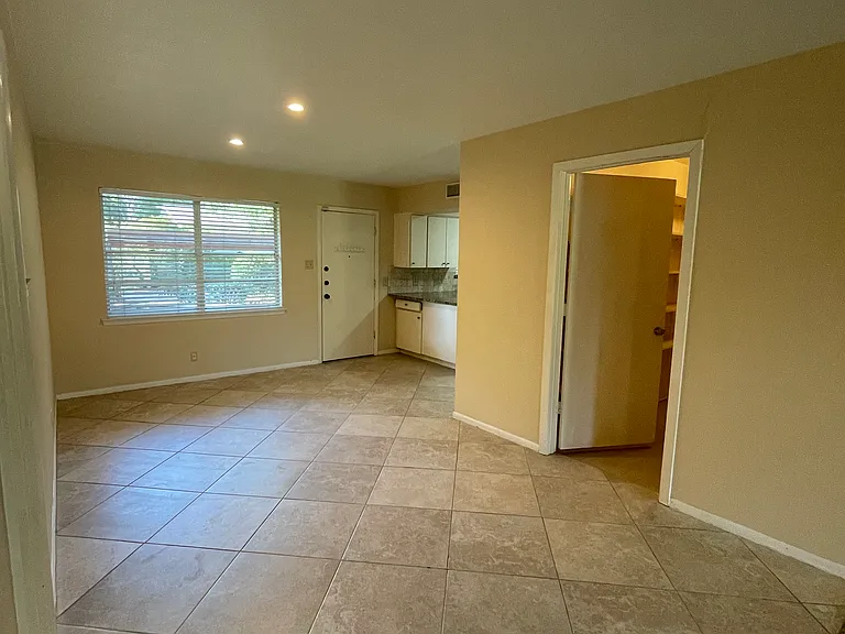 1303 Northlake Dr — Photo 5