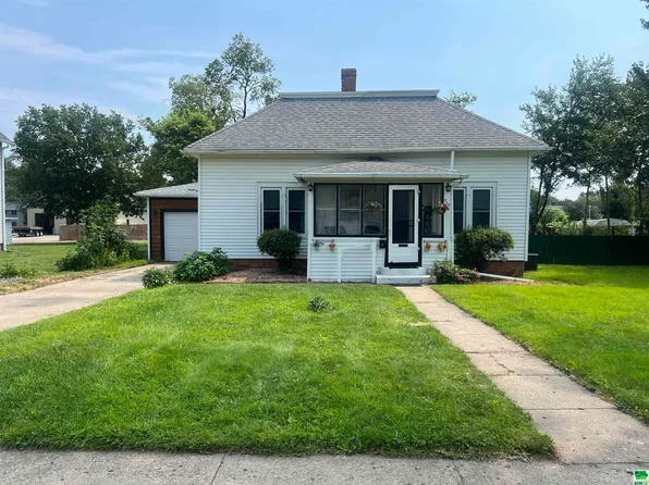 212 S Pine St, Vermillion, SD 57069