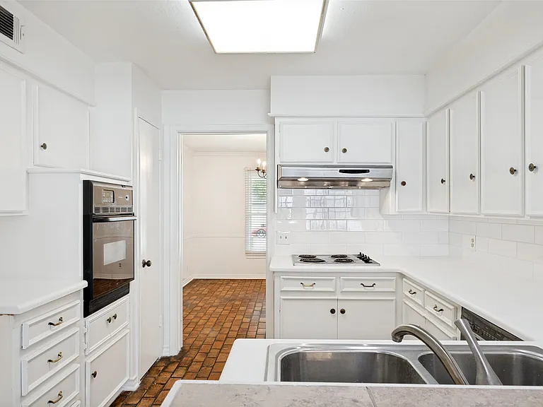 7726 Dentcrest Dr — Photo 4