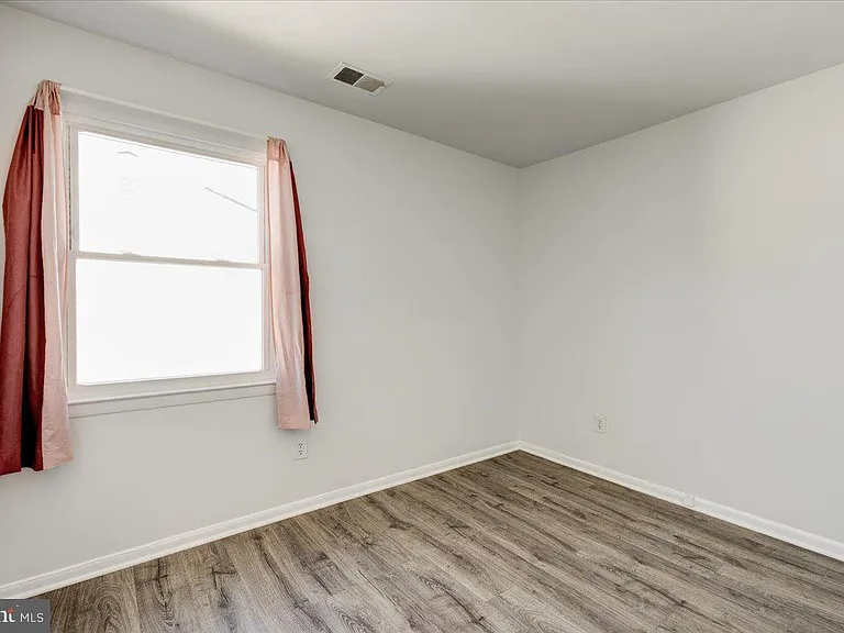 6th Pl NE — Photo 16