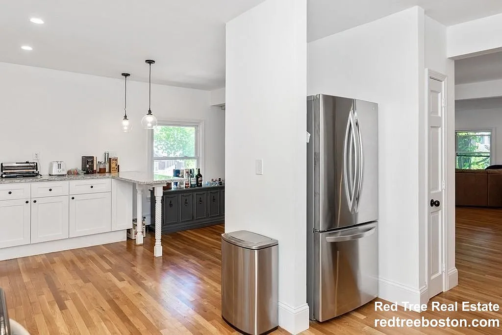3 bed, 2200 sqft, $5,100 — Photo 4