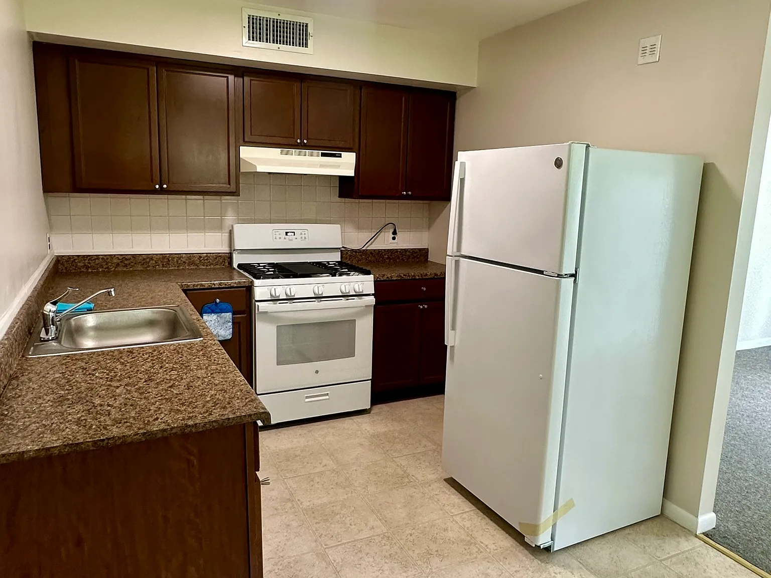 1 bed, 1.0 bath, 975 sqft, $1,250 — Photo 2